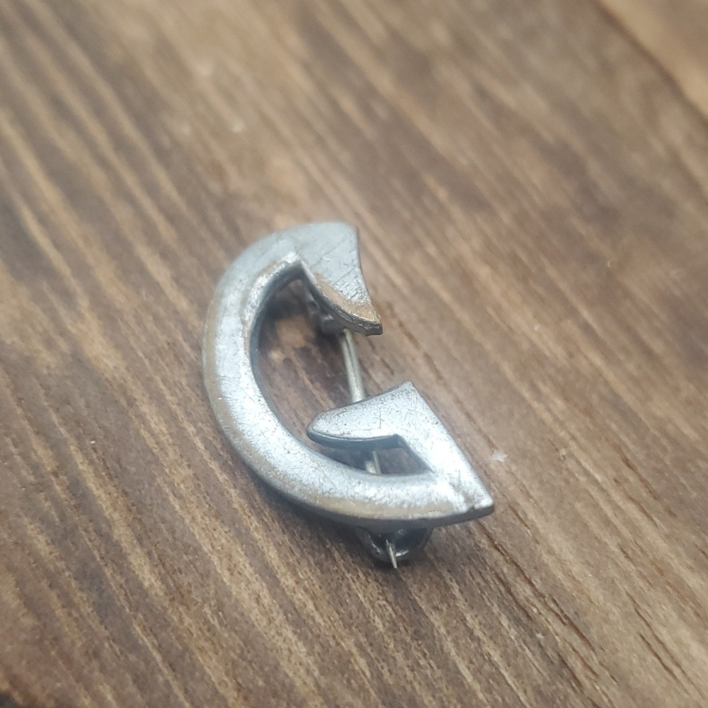 B642‎ initial G pin brooch